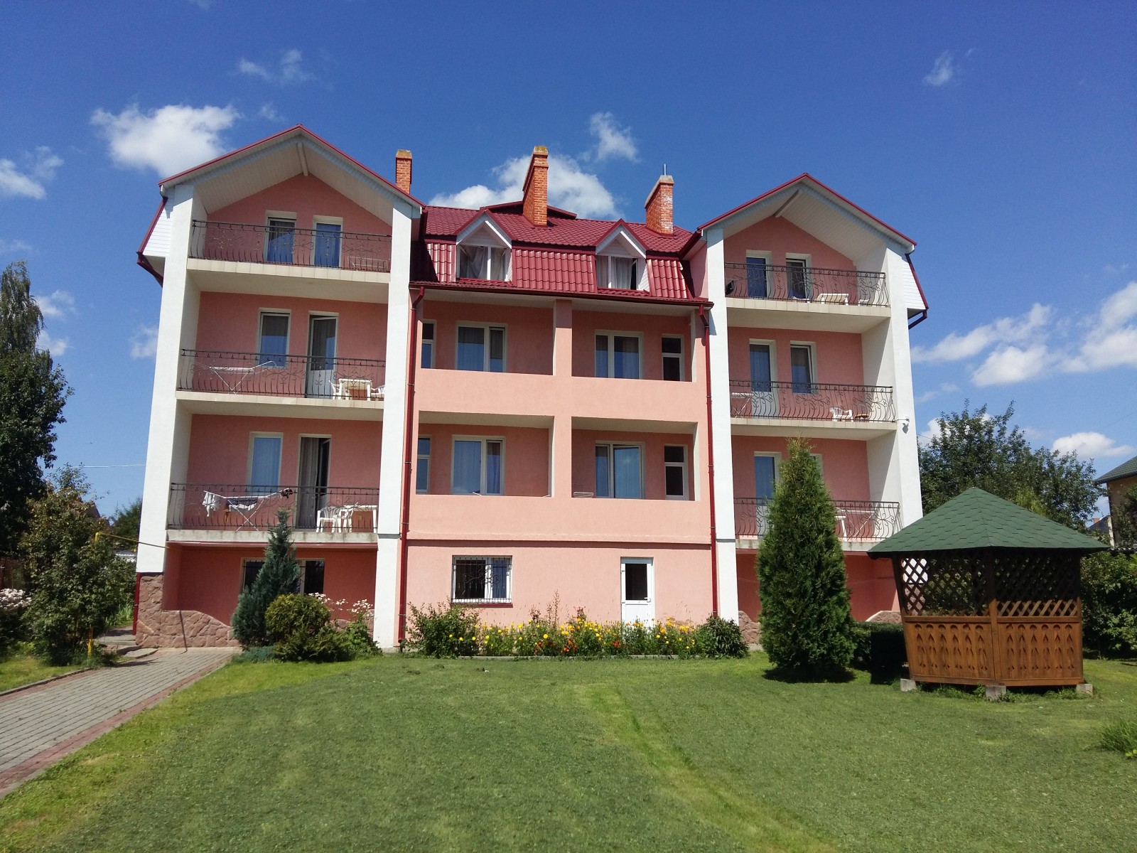 Фасад Villa Kameliya у Трускавці з зеленою територією