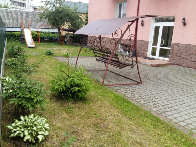 Що є поруч із віллою